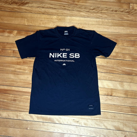 Modern Nike SB T-Shirt Medium